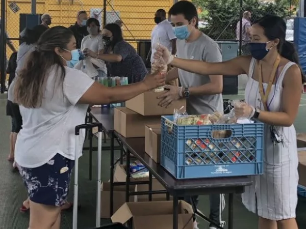 Hacienda CDC staff (all wearing masks) distributing food to the community during the COVID-19 pandemic.